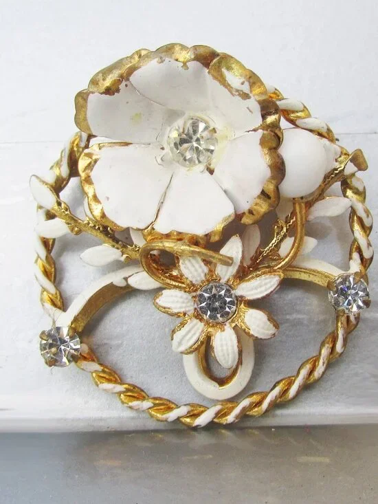 Made in AUSTRIA Vintage White Enamel Rhinestone FLOWER Brooch Pin - Picture 4 of 4